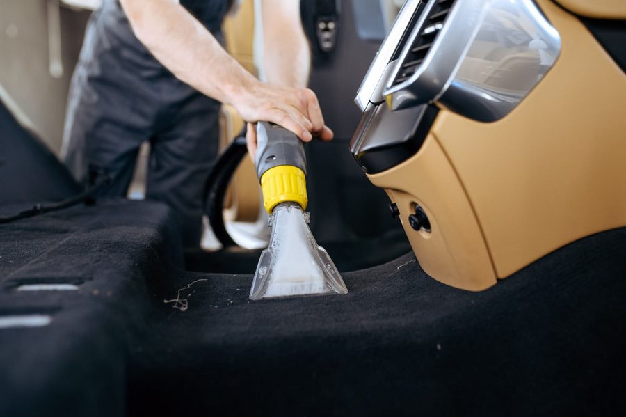 Alfombra de auto fresca y limpia después de la extracción interior