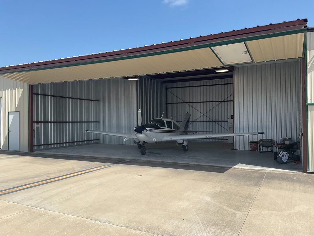 Avión personal pequeño de hélice estacionado en un hangar casero para detallado de aviones