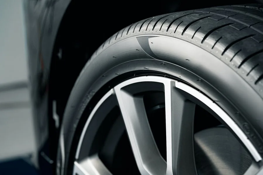 Primer plano de un rin de aleación reluciente y una llanta con brillo